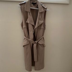 Sleeveless trench